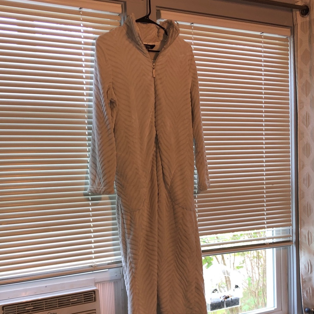Cream White Full-Length Zip-Up Robe